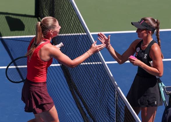 R L Julia Stusek GER congratulates the winner Hannah Klugman GBR , Girls Singles, Girls Singles, US Open Championships 2023, USTA Billie Jean King National Tennis Center, Flushing Meadows, New York, USA Copyright: xJuergenxHasenkopfx