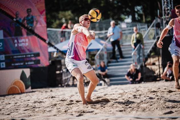 Beach Volleyball Womens German Championships 2025 Timmendorfer Strand 04 09 2025 Georg Wolf takes the ball Timmendorfer Strand Ahmann Hager Arena Schleswig Holstein Germany