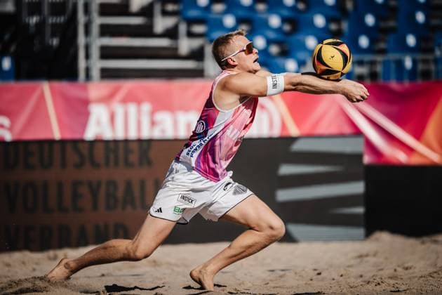 Beach Volleyball Womens German Championships 2025 Timmendorfer Strand 04 09 2025 Georg Wolf plays the ball Timmendorfer Strand Ahmann Hager Arena Schleswig Holstein Germany