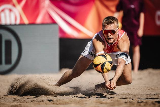 Beach Volleyball Womens German Championships 2025 Timmendorfer Strand 04 09 2025 Georg Wolf plays the ball Timmendorfer Strand Ahmann Hager Arena Schleswig Holstein Germany
