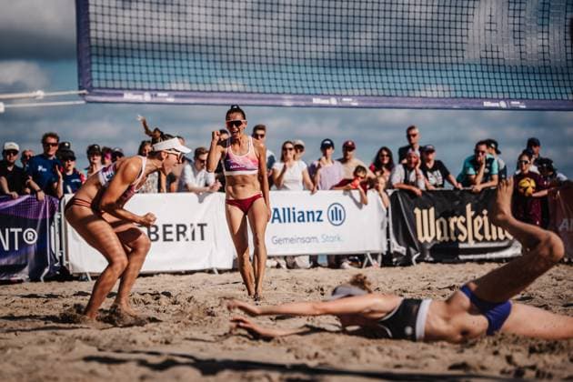 Beach Volleyball Womens German Championships 2025 Timmendorfer Strand 04 09 2025 f l Maja Rosko and Sophie Sarnighausen cheer Timmendorfer Strand Ahmann Hager Arena Schleswig Holstein Germany