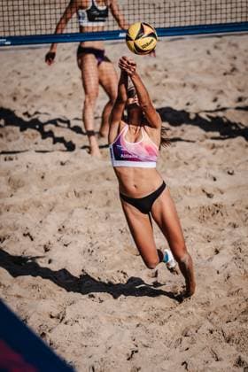 Beach Volleyball Womens German Championships 2025 Timmendorfer Strand 04 09 2025 Rika Dieckmann plays the ball Timmendorfer Strand Ahmann Hager Arena Schleswig Holstein Germany