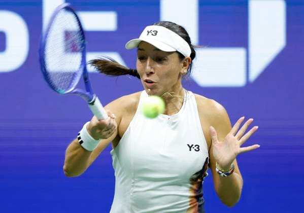 Jessica Pegula returns the ball to Aryna Sabalenka of Belarus in a Women s semifinal match at the 2025 US Open Tennis Championship at the USTA Billie Jean King National Tennis Center in New York City on Thursday, September 4, 2025.  NYP20250904801 JOHNxANGELILLO