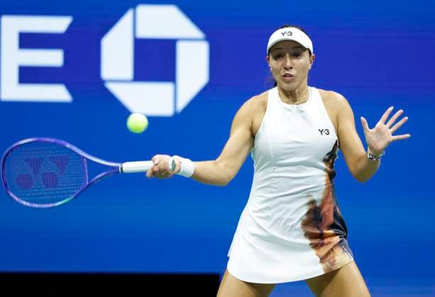 Jessica Pegula returns the ball to Aryna Sabalenka of Belarus in a Women s semifinal match at the 2025 US Open Tennis Championship at the USTA Billie Jean King National Tennis Center in New York City on Thursday, September 4, 2025.  NYP20250904802 JOHNxANGELILLO
