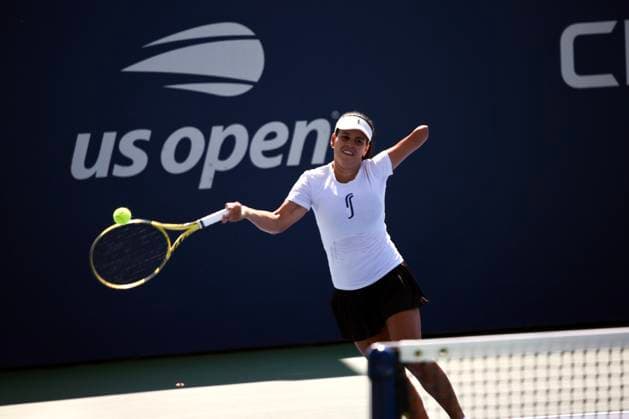 Sam shnowske vs thalita rodrigues in para standing t1, 1st round at us open tennis 2025. (spo) sam shnowske vs thalita rodrigues in para standing t1, 1st round at us open tennis 2025. September 4, 2025, new york, usa : american sam shnowske(in black cap & grey shirt) vs brazilian thalita rodrigues (in white cap & shirt) in para standing t1, 1st round of us open tennis 2025. Para standing tennis is the format for people with physical impairments who want to play tennis without using a wheelchair. This includes, but not limited to, people with limb loss, limb deficiencies, cerebral palsy, acquired brain injuries or people of short stature amid the 145th us open, which is one of four annual grand slam tennis tournaments, held in late august and early september on hard courts at the usta billie jean king national tennis center in flushing meadows, queens, new york. The tournament features men s, women s, and mixed singles and doubles championships, plus wheelchair events. It is run by the united states tennis association (usta) and is the final major tournament of the year. This 2025 tournament is celebrating the 75th anniversary of althea gibson breaking the color barrier, which is being honored with a special theme and artwork for the event. Credit: niyi fote thenews2 (Foto: Niyi Fote Thenews2 imago images) SPO Copyright: xNiyixFotex