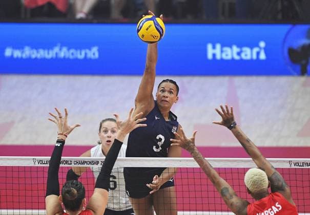 (250905) -- BANGKOK, Sept. 5, 2025 -- Avery Skinner (top) of the United States spikes the ball during the quarterfinal match between the United States and T¨¹rkiye at the Volleyball Women s World Championship, WM, Weltmeisterschaft in Bangkok, Thailand, Sept. 4, 2025. ) (SP)THAILAND-BANGKOK-VOLLEYBALL-WOMEN S WORLD CHAMPIONSHIP-THE UNITED STATES VS T?RKIYE HouxZhaokang 