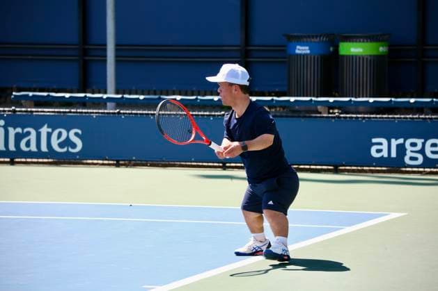 M. Groover vs l. Missen in para standing t2-4, 1st round at us open tennis 2025. (spo) m. Groover vs l. Missen in para standing t2-4, 1st round at us open tennis 2025. September 4, 2025, new york, usa : british m. Groover (in red shirt) vs australian l. Missen (in white cap with blue shirt) in para standing t2-4, 1st round of us open tennis 2025. Groover won the game. Para standing tennis is the format for people with physical impairments who want to play tennis without using a wheelchair. This includes, but not limited to, people with limb loss, limb deficiencies, cerebral palsy, acquired brain injuries or people of short stature amid the 145th us open, which is one of four annual grand slam tennis tournaments, held in late august and early september on hard courts at the usta billie jean king national tennis center in flushing meadows, queens, new york. The tournament features men s, women s, and mixed singles and doubles championships, plus wheelchair events. It is run by the united states tennis association (usta) and is the final major tournament of the year. This 2025 tournament is celebrating the 75th anniversary of althea gibson breaking the color barrier, which is being honored with a special theme and artwork for the event. Credit: niyi fote thenews2 (Foto: Niyi Fote Thenews2 imago images) SPO Copyright: xNiyixFotex