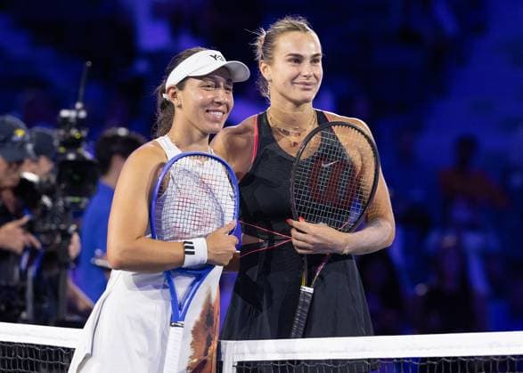 Jessica Pegula and Aryna Sabalenka pose at the net before the start of the match, US Open Championships 2023, USTA Billie Jean King National Tennis Center, Flushing Meadows, New York, USA Copyright: xJuergenxHasenkopfx