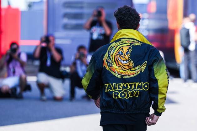 F1 Grand Prix of Italy 2025 in Monza - 04 Sep 2025 Lando Norris of United Kingdom and McLaren F1 Team MCL39 (4) seen wearing a Valentino Rossi jacket during the F1 Grand Prix of Italy 2025 - Media Day at Autodromo Nazionale Monza. Monza Italy Copyright: xFabrizioxCarabellix xSOPAxImagesx 20250904R3FC1707_LandoNorris