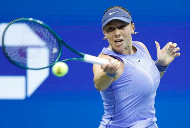 Amanda Anisimova hits a return to Naomi Osaka of Japan in the 1st set in a Women s semifinal match at the 2025 US Open Tennis Championship at the USTA Billie Jean King National Tennis Center in New York City on Thursday, September 4, 2025.  NYP20250904913 JOHNxANGELILLO
