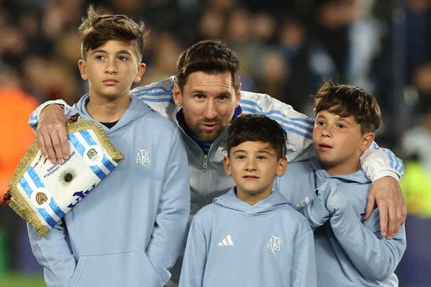 Argentina s forward Lionel Messi (C-back) and his three children (Thiago, Mateo and Ciro) gesture before the South American qualification football match between Argentina and Venezuela for the FIFA World Cup, WM, Weltmeisterschaft, Fussball 2026 at the Monumental stadium in Buenos Aires on September 4, 2025. BUENOS AIRES ARGENTINA *** Argentina s forward Lionel Messi C back and his three children Thiago, Mateo and Ciro gesture before the South American qualification football match between Argentina and Venezuela for the FIFA World Cup 2026 at the Monumental stadium in Buenos Aires on September 4, 2025 BUENOS AIRES ARGENTINA Copyright: xALEJANDROxPAGNIx