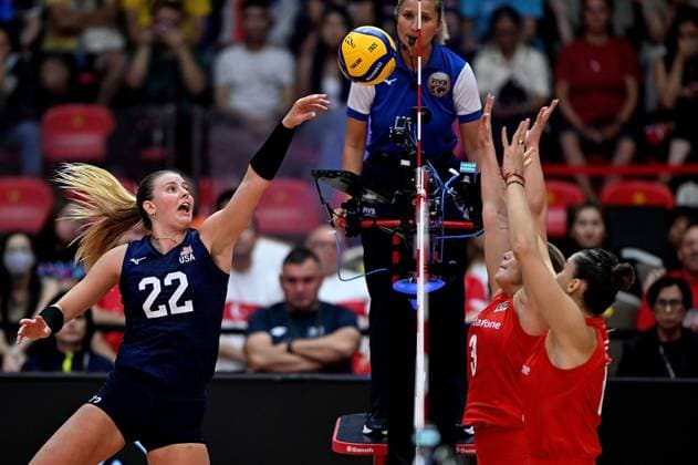 (250905) -- BANGKOK, Sept. 5, 2025 -- Sarah Franklin (L) of the United States spikes the ball during the quarterfinal match between the United States and T¨¹rkiye at the Volleyball Women s World Championship, WM, Weltmeisterschaft in Bangkok, Thailand, Sept. 4, 2025. ) (SP)THAILAND-BANGKOK-VOLLEYBALL-WOMEN S WORLD CHAMPIONSHIP-THE UNITED STATES VS T?RKIYE HouxZhaokang 