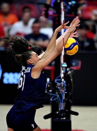 (250905) -- BANGKOK, Sept. 5, 2025 -- Madisen Skinner (front) and Dana Rettke of the United States block during the quarterfinal match between the United States and T¨¹rkiye at the Volleyball Women s World Championship, WM, Weltmeisterschaft in Bangkok, Thailand, Sept. 4, 2025. ) (SP)THAILAND-BANGKOK-VOLLEYBALL-WOMEN S WORLD CHAMPIONSHIP-THE UNITED STATES VS T?RKIYE HouxZhaokang 
