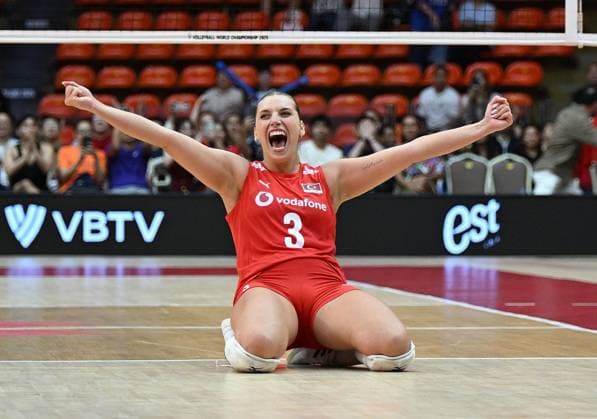 (250905) -- BANGKOK, Sept. 5, 2025 -- Cansu Ozbay of T¨¹rkiye celebrates victory after winning the quarterfinal match between the United States and T¨¹rkiye at the Volleyball Women s World Championship, WM, Weltmeisterschaft in Bangkok, Thailand, Sept. 4, 2025. ) (SP)THAILAND-BANGKOK-VOLLEYBALL-WOMEN S WORLD CHAMPIONSHIP-THE UNITED STATES VS T?RKIYE HouxZhaokang 