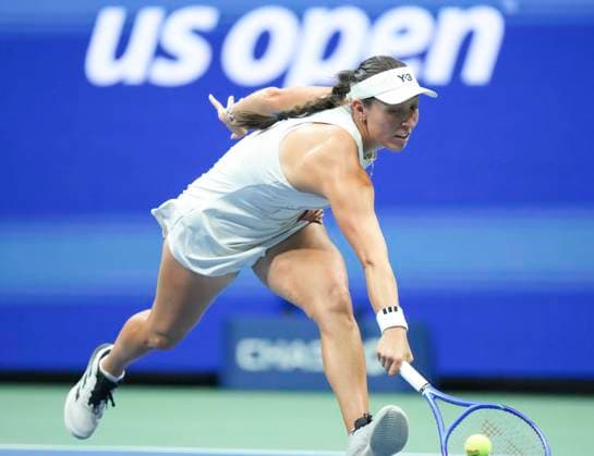 (250905) -- NEW YORK, Sept. 5, 2025 -- Jessica Pegula of the United States hits a return during the women s singles semifinal match against Aryna Sabalenka of Belarus at the 2025 US Open tennis championships in New York, the United States, Sept. 4, 2025. ) (SP)U.S.-NEW YORK-TENNIS-US OPEN-WOMEN S SINGLES-SEMIFINALS WuxXiaoling 