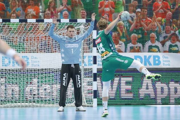 04 09 2025, xgox, Handball Daikin HBL DHfK Leipzig TBV Lemgo Lippe emspor, v l Constantin Moestl Möstl, Lemgo, 1 on a seven-meter penalty against Blaer Hinriksson Leipzig, 44 Leipzig
