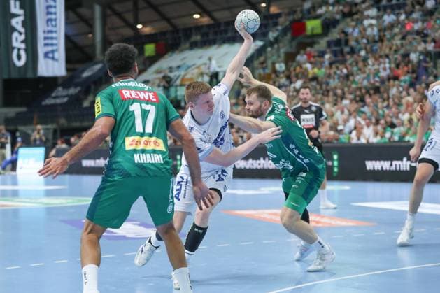 04 09 2025, xgox, Handball Daikin HBL DHfK Leipzig TBV Lemgo Lippe emspor, v l Niels Gerardus Versteijnen Lemgo, 25 , William Bogojevic Leipzig, 20 duel, duel, fight, tackle Leipzig