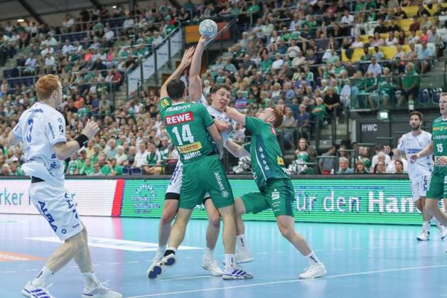 04 09 2025, xgox, Handball Daikin HBL DHfK Leipzig TBV Lemgo Lippe emspor, v l Marko Mamic Leipzig, 14 , Joel Wilecke Lemgo, 24 , Tomas Piroch Leipzig, 7 duel, duel, fight, tackle Leipzig
