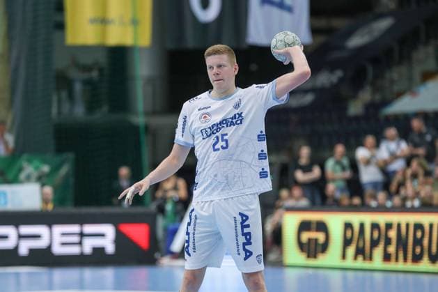 04 09 2025, xgox, Handball Daikin HBL DHfK Leipzig TBV Lemgo Lippe emspor, v l Niels Gerardus Versteijnen Lemgo, 25 on the ball, plays the ball Leipzig