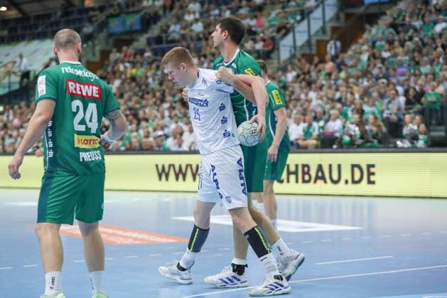 04 09 2025, xgox, Handball Daikin HBL DHfK Leipzig TBV Lemgo Lippe emspor, v l Niels Gerardus Versteijnen Lemgo, 25 , Marko Mamic Leipzig, 14 duel, duel, fight, tackle Leipzig