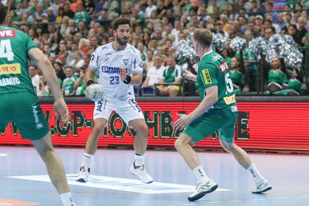 04 09 2025, xgox, Handball Daikin HBL DHfK Leipzig TBV Lemgo Lippe emspor, v l Tim Suton Lemgo, 23 , Adam Lönn Leipzig, 15 duel, duel, fight, tackle Leipzig