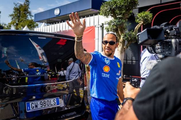 F1 ITALIAN GRAND PRIX FRIDAY Lewis Hamilton of Great Britain and Scuderia Ferrari cheers the fans ahead of friday s practice of the F1 Grand Prix of Italy - Formula 1 Pirelli Gran Premio D Italia 2025 at Autodromo Nazionale Monza Circuit on September 05, 2025, in Monza, Italy. Copyright: xx 080A3641