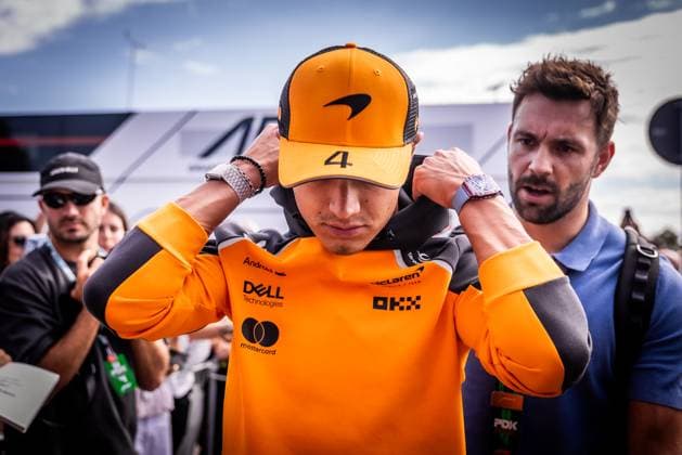 F1 ITALIAN GRAND PRIX FRIDAY Lando Norris of Great Britain and McLaren cheers the fans ahead of friday s practice of the F1 Grand Prix of Italy - Formula 1 Pirelli Gran Premio D Italia 2025 at Autodromo Nazionale Monza Circuit on September 05, 2025, in Monza, Italy. Copyright: xx 080A3063
