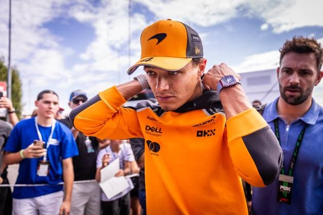 F1 ITALIAN GRAND PRIX FRIDAY Lando Norris of Great Britain and McLaren cheers the fans ahead of friday s practice of the F1 Grand Prix of Italy - Formula 1 Pirelli Gran Premio D Italia 2025 at Autodromo Nazionale Monza Circuit on September 05, 2025, in Monza, Italy. Copyright: xx 080A3068