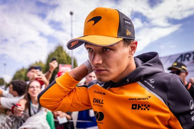 F1 ITALIAN GRAND PRIX FRIDAY Lando Norris of Great Britain and McLaren cheers the fans ahead of friday s practice of the F1 Grand Prix of Italy - Formula 1 Pirelli Gran Premio D Italia 2025 at Autodromo Nazionale Monza Circuit on September 05, 2025, in Monza, Italy. Copyright: xx 080A3071
