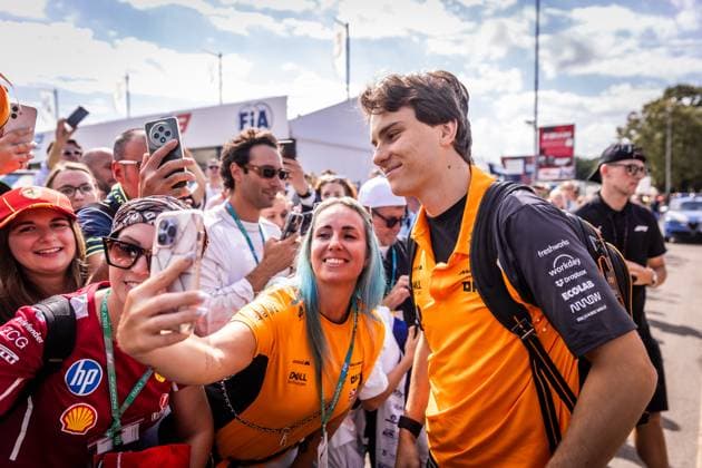 F1 ITALIAN GRAND PRIX FRIDAY Oscar Piastri of Australia and McLaren cheers the fans ahead of friday s practice of the F1 Grand Prix of Italy - Formula 1 Pirelli Gran Premio D Italia 2025 at Autodromo Nazionale Monza Circuit on September 05, 2025, in Monza, Italy. Copyright: xx 080A3156