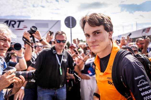 F1 ITALIAN GRAND PRIX FRIDAY Oscar Piastri of Australia and McLaren cheers the fans ahead of friday s practice of the F1 Grand Prix of Italy - Formula 1 Pirelli Gran Premio D Italia 2025 at Autodromo Nazionale Monza Circuit on September 05, 2025, in Monza, Italy. Copyright: xx 080A3160