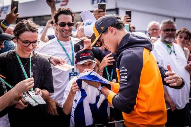 F1 ITALIAN GRAND PRIX FRIDAY Lando Norris of Great Britain and McLaren cheers the fans ahead of friday s practice of the F1 Grand Prix of Italy - Formula 1 Pirelli Gran Premio D Italia 2025 at Autodromo Nazionale Monza Circuit on September 05, 2025, in Monza, Italy. Copyright: xx 080A3011