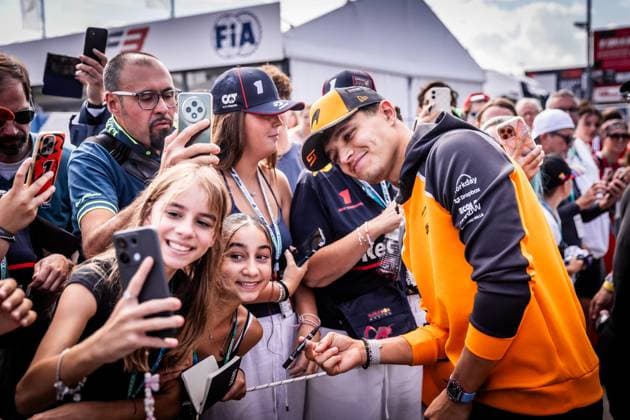 F1 ITALIAN GRAND PRIX FRIDAY Lando Norris of Great Britain and McLaren cheers the fans ahead of friday s practice of the F1 Grand Prix of Italy - Formula 1 Pirelli Gran Premio D Italia 2025 at Autodromo Nazionale Monza Circuit on September 05, 2025, in Monza, Italy. Copyright: xx 080A3037