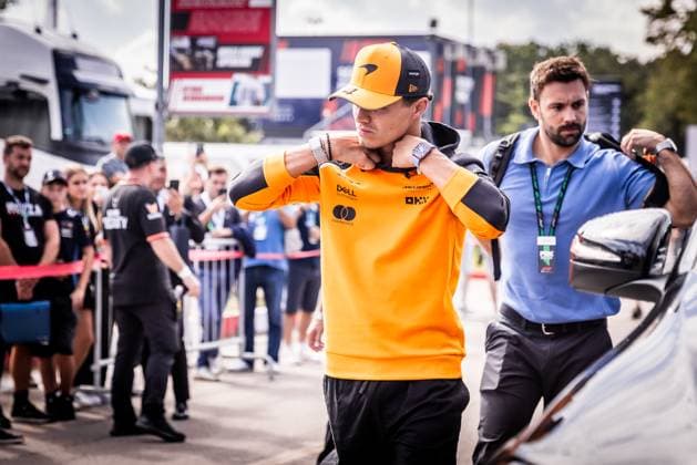 F1 ITALIAN GRAND PRIX FRIDAY Lando Norris of Great Britain and McLaren cheers the fans ahead of friday s practice of the F1 Grand Prix of Italy - Formula 1 Pirelli Gran Premio D Italia 2025 at Autodromo Nazionale Monza Circuit on September 05, 2025, in Monza, Italy. Copyright: xx 080A2987