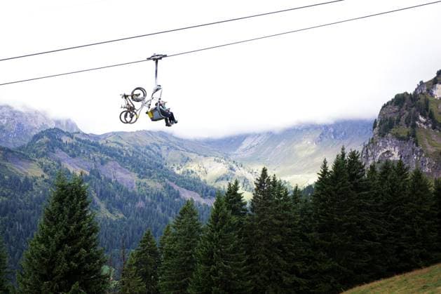 2025 UCI Mountain Bike World Championships Picture by Ed Sykes SWpix.com - 05 09 2025 - Cycling - 2025 UCI Mountain Bike World Championships - Downhill - ChampÃ ry, Valais, Switzerland - Downhill Practice - Riders heading to the top on the chair lift Copyright: x xSWpix.comx(t axPhotographyxHubxLtd)xEdxSykes SWpix.comx SWP-3030-1701