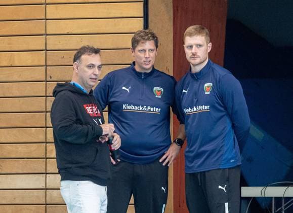 Handball, Men, Season 2025 2026, DAIKIN Handball Bundesliga, Füchse Berlin, Training, f l Managing Director Bob Hanning Füchse Berlin , Coach Nicolej Krickau Füchse Berlin , Co Coach Maximilian Rinderle Füchse Berlin , 05 09 2025, Copyright: xSebastianxRäppold MatthiasxKochx