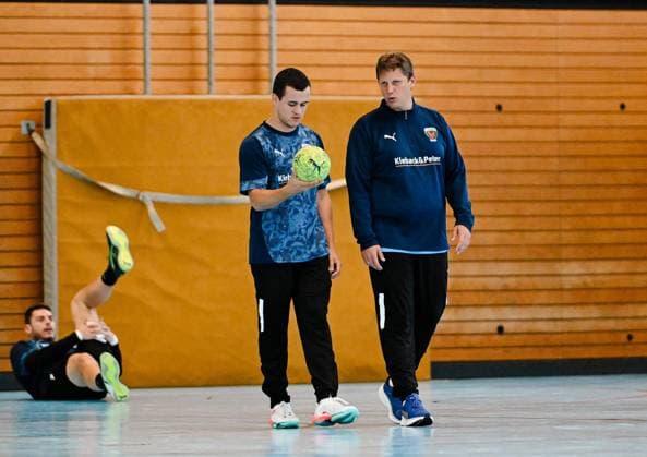 05 09 2025, xlakx, Handball Daikin HBL,Training Fuechse Berlin v l Tim Freihoefer Fuechse Berlin , Nicolej Krickau Fuechse Berlin Trainer im Gespraech Berlin Daniel Lakomski