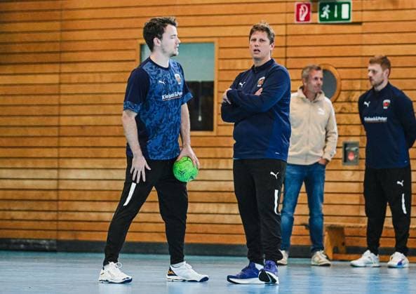 05 09 2025, xlakx, Handball Daikin HBL,Training Fuechse Berlin v l Hakun West Av Teigum Fuechse Berlin , Nicolej Krickau Fuechse Berlin Trainer im Gespraech Berlin Daniel Lakomski