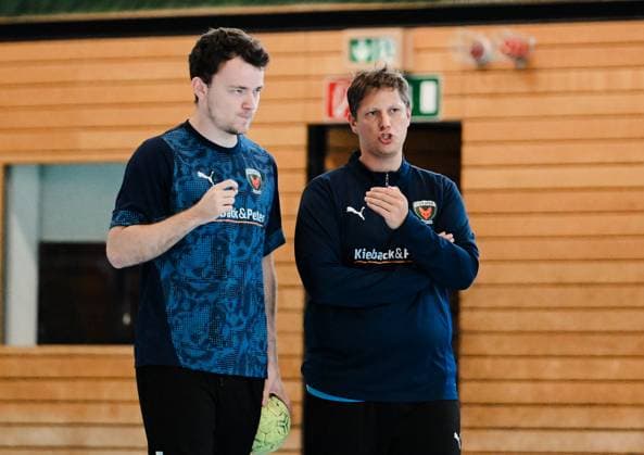05 09 2025, xlakx, Handball Daikin HBL,Training Fuechse Berlin v l Hakun West Av Teigum Fuechse Berlin , Nicolej Krickau Fuechse Berlin Trainer im Gespraech Berlin Daniel Lakomski