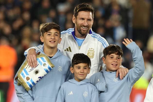 Argentina s forward Lionel Messi (C-back) and his three children (Thiago, Mateo and Ciro) gesture before the South American qualification football match between Argentina and Venezuela for the FIFA World Cup, WM, Weltmeisterschaft, Fussball 2026 at the Monumental stadium in Buenos Aires on September 4, 2025. BUENOS AIRES ARGENTINA *** Argentina s forward Lionel Messi C back and his three children Thiago, Mateo and Ciro gesture before the South American qualification football match between Argentina and Venezuela for the FIFA World Cup 2026 at the Monumental stadium in Buenos Aires on September 4, 2025 BUENOS AIRES ARGENTINA Copyright: xALEJANDROxPAGNIx