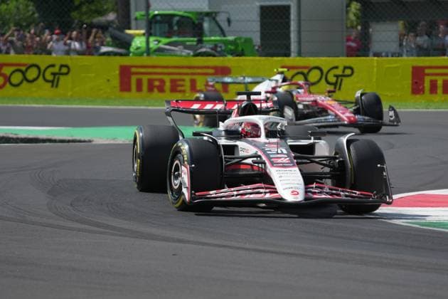 05 09 2025, Autodromo Nazionale Monza, Monza, FORMULA 1 PIRELLI GRAN PREMIO D™ITALIA 2025 , in the picture Esteban Ocon FRA , MoneyGram Haas F1 Team, Lewis Hamilton GBR , Scuderia Ferrari HP Photo by Hasan Bratic DeFodi Images