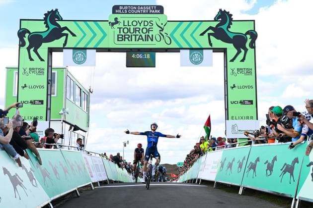 2025 Lloyds Tour of Britain Picture by Simon Wilkinson SWpix.com - 05 09 2025 - Cycling - 2025 Lloyds Tour of Britain - Stage 4: Atherstone to Burton Dassett Country Park - Romain GrÃ goire (Groupama FDJ) wins stage 4 Copyright: x xSWpix.comx(t axPhotographyxHubxLtd)xSimonxWilkinson SWpix.comx SWP-3069-2476