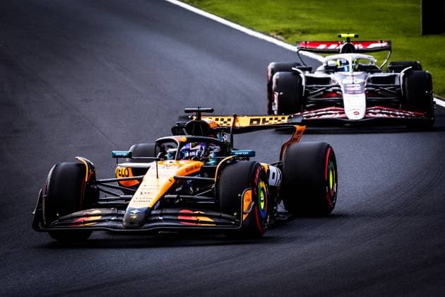 F1 ITALIAN GRAND PRIX FRIDAY Alex Dunne of Ireland and McLaren, Oliver Bearman of Great Britain and Haas F1 Team during friday s practice of the F1 Grand Prix of Italy - Formula 1 Pirelli Gran Premio D Italia 2025 at Autodromo Nazionale Monza Circuit on September 05, 2025, in Monza, Italy. Copyright: xx 080A4584