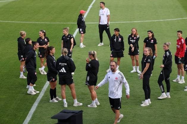 2025 09 05 xJFx Football Google Pixel Womens Bundesliga Season 2025 2026 Eintracht Frankfurt SGS Essen v l , the Eintracht Frankfurt team on the pitch before the match DFL DFB REGULATIONS PROHIBIT ANY USE OF PHOTOGRAPHS as IMAGE SEQUENCES and or QUASI VIDEO Copyright: JoaquimxFerreira