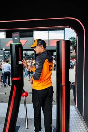 F1 - ITALIAN GRAND PRIX 2025 NORRIS Lando (gbr), McLaren F1 Team MCL39, portrait during the 2025 Formula 1 Pirelli Grand Premio d™Italia, 2025 Italian Grand Prix, 16th round of the 2025 FIA Formula One World Championship, WM, Weltmeisterschaft from September 5 to 7, 2025 on the Autodromo Nazionale Monza, in Monza, Italy - MonzaItaly  Copyright: xGERMAINxHAZARDx