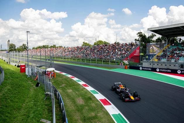 F1 - ITALIAN GRAND PRIX 2025 01 VERSTAPPEN Max (nld), Red Bull Racing RB21, action during the 2025 Formula 1 Pirelli Grand Premio d™Italia, 2025 Italian Grand Prix, 16th round of the 2025 FIA Formula One World Championship, WM, Weltmeisterschaft from September 5 to 7, 2025 on the Autodromo Nazionale Monza, in Monza, Italy - MonzaItaly  Copyright: xALBERTOxVIMERCATIx