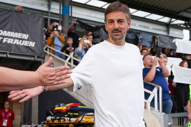 2025 09 05 xJFx Soccer Google Pixel Womens Bundesliga Season 2025 2026 Eintracht Frankfurt SGS Essen v l , Coach Niko Arnautis Eintracht Frankfurt on the way to the stadium DFL DFB REGULATIONS PROHIBIT ANY USE OF PHOTOGRAPHS as IMAGE SEQUENCES and or QUASI VIDEO Copyright: JoaquimxFerreira
