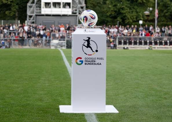 05 09 2025, xsltx, Soccer Google Pixel Womens Bundesliga, Eintracht Frankfurt SGS Essen v l Start of the season in the stadium at Brentanobad in the Womens Bundesliga with the match Eintracht Frankfurt vs SGS Essen with great public interest DFL DFB REGULATIONS PROHIBIT ANY USE OF PHOTOGRAPHS as IMAGE SEQUENCES and or QUASI VIDEO