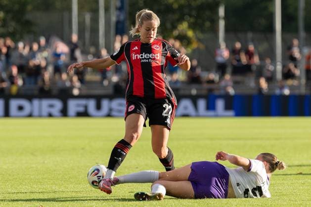 2025 09 05 xJFx Soccer Google Pixel Womens Bundesliga Season 2025 2026 Eintracht Frankfurt SGS Essen v l , Nadine Andrina Riesen Eintracht Frankfurt , Paula Flach SGS Essen Zweikampf, Action, Aktion, Battles for the Ball DFL DFB REGULATIONS PROHIBIT ANY USE OF PHOTOGRAPHS as IMAGE SEQUENCES and or QUASI VIDEO Copyright: JoaquimxFerreira