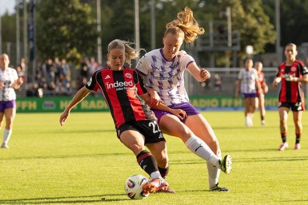 2025 09 05 xJFx Soccer Google Pixel Womens Bundesliga Season 2025 2026 Eintracht Frankfurt SGS Essen v l , Nadine Andrina Riesen Eintracht Frankfurt , Laura Pucks SGS Essen Zweikampf, Action, Aktion, Battles for the Ball DFL DFB REGULATIONS PROHIBIT ANY USE OF PHOTOGRAPHS as IMAGE SEQUENCES and or QUASI VIDEO Copyright: JoaquimxFerreira